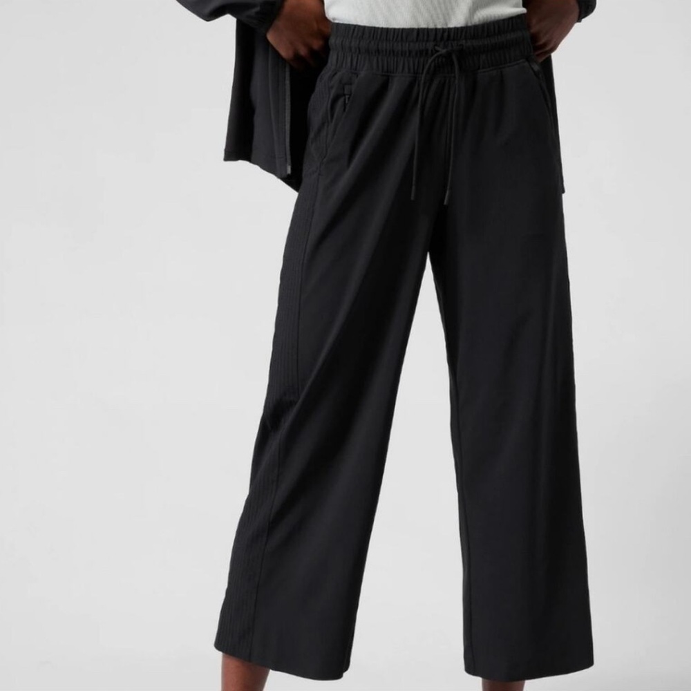 Athleta Avenue Wide Leg Crop Pant Size 2 Black Activewear Athletic Performance